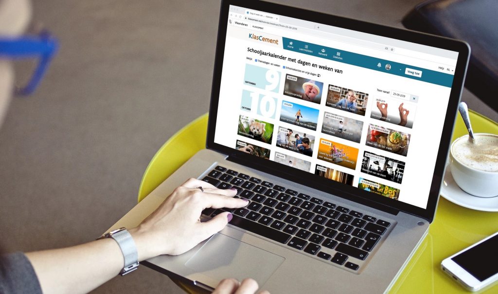 Themaweken en themadagen van het jaar op een laptop