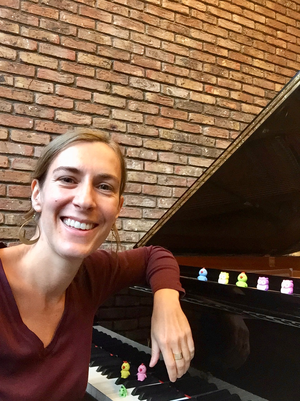 Els Becu aan een piano